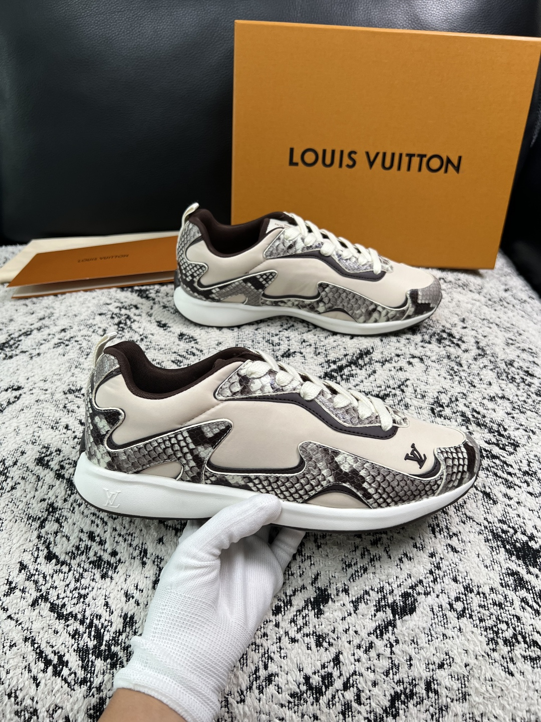 Lv  高品质  顶级工艺品  路易威登，运动板鞋专柜同步，鞋面意大利进口，高品质拼接缤纷色彩复杂工艺品，进口牛皮里垫柔
