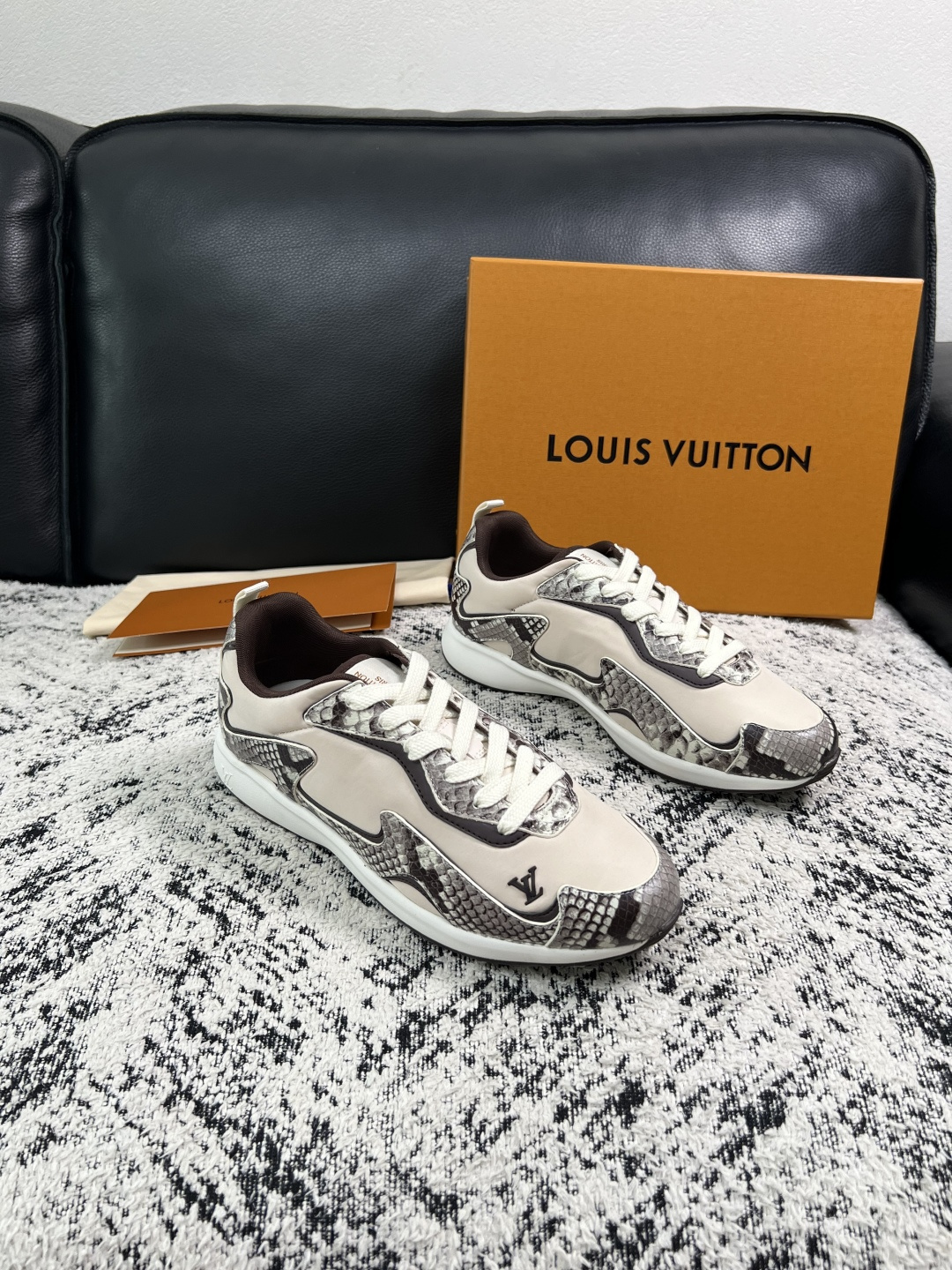 Lv  高品质  顶级工艺品  路易威登，运动板鞋专柜同步，鞋面意大利进口，高品质拼接缤纷色彩复杂工艺品，进口牛皮里垫柔