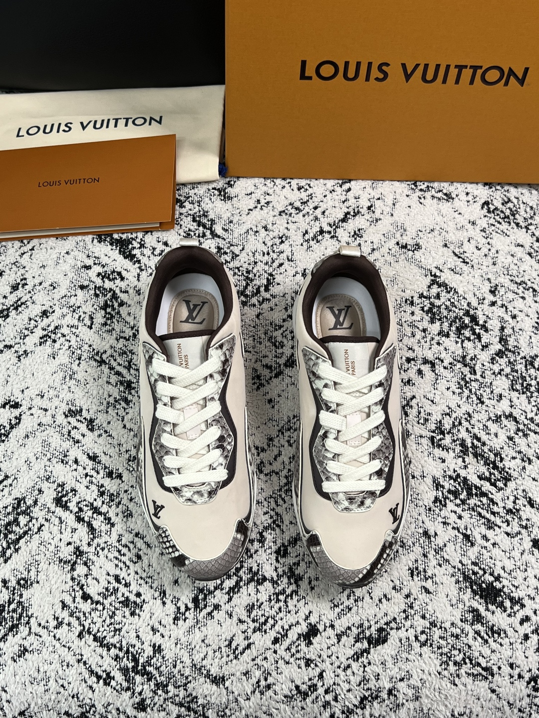 Lv  高品质  顶级工艺品  路易威登，运动板鞋专柜同步，鞋面意大利进口，高品质拼接缤纷色彩复杂工艺品，进口牛皮里垫柔
