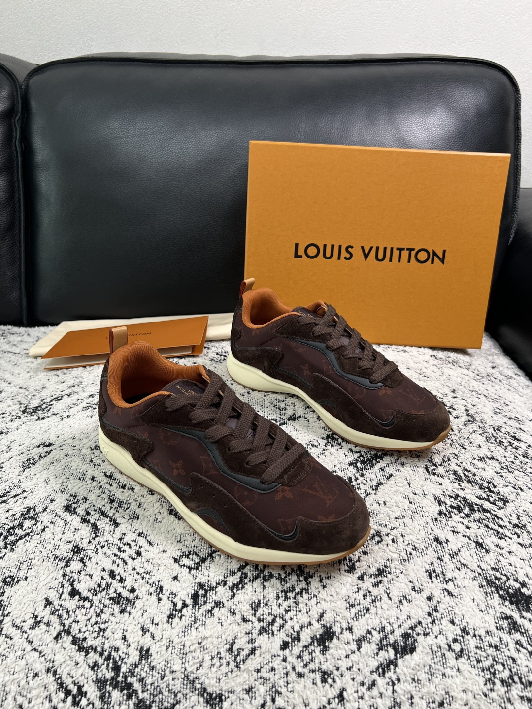 Lv  高品质  顶级工艺品  路易威登，运动板鞋专柜同步，鞋面意大利进口，高品质拼接缤纷色彩复杂工艺品，进口牛皮里垫柔