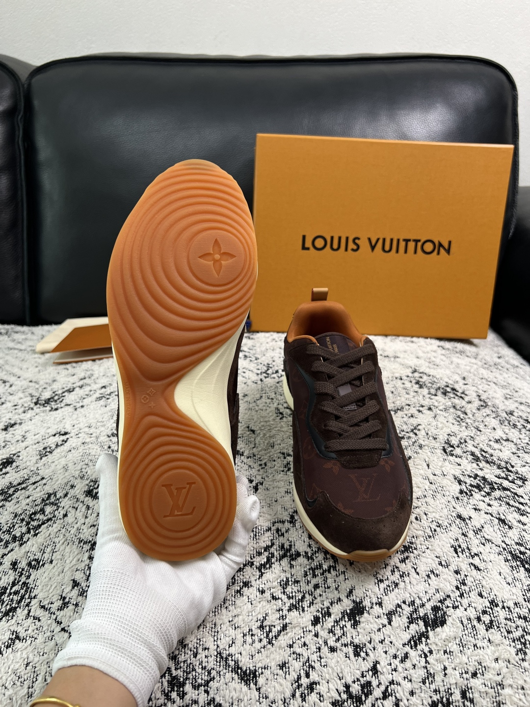 Lv  高品质  顶级工艺品  路易威登，运动板鞋专柜同步，鞋面意大利进口，高品质拼接缤纷色彩复杂工艺品，进口牛皮里垫柔