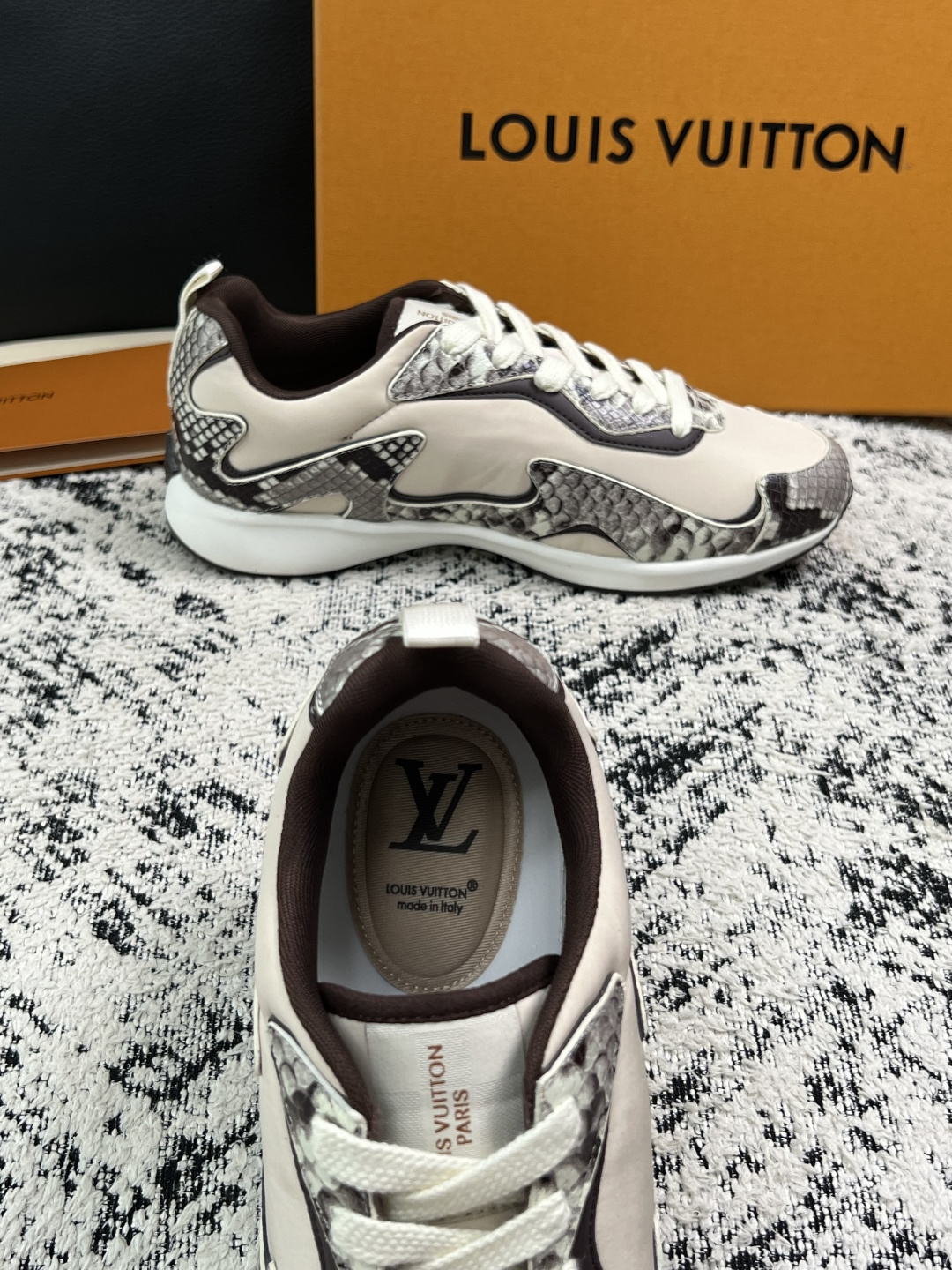 Lv  高品质  顶级工艺品  路易威登，运动板鞋专柜同步，鞋面意大利进口，高品质拼接缤纷色彩复杂工艺品，进口牛皮里垫柔