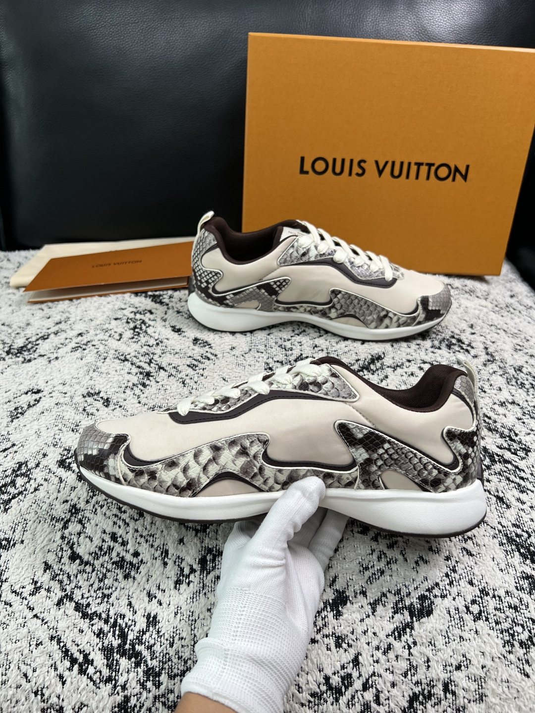 Lv  高品质  顶级工艺品  路易威登，运动板鞋专柜同步，鞋面意大利进口，高品质拼接缤纷色彩复杂工艺品，进口牛皮里垫柔