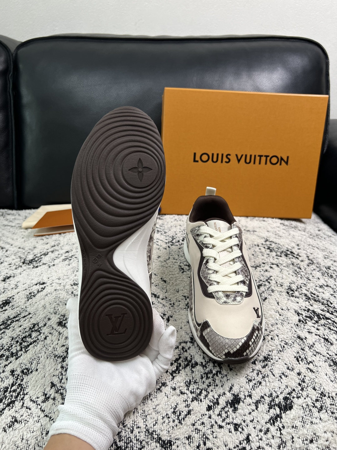 Lv  高品质  顶级工艺品  路易威登，运动板鞋专柜同步，鞋面意大利进口，高品质拼接缤纷色彩复杂工艺品，进口牛皮里垫柔