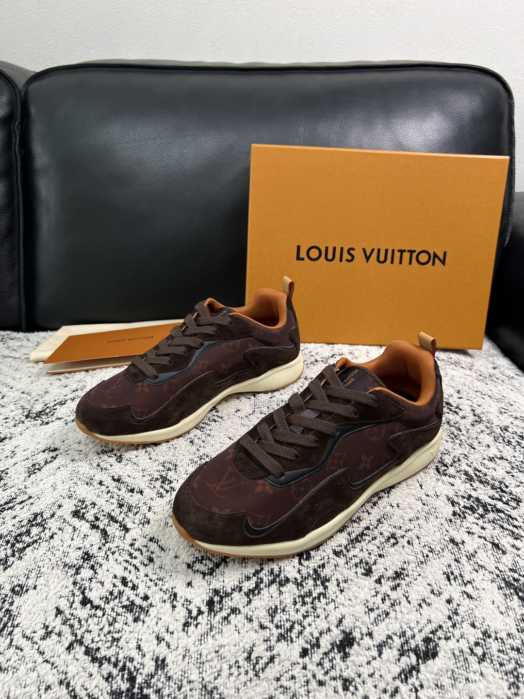 Lv  高品质  顶级工艺品  路易威登，运动板鞋专柜同步，鞋面意大利进口，高品质拼接缤纷色彩复杂工艺品，进口牛皮里垫柔
