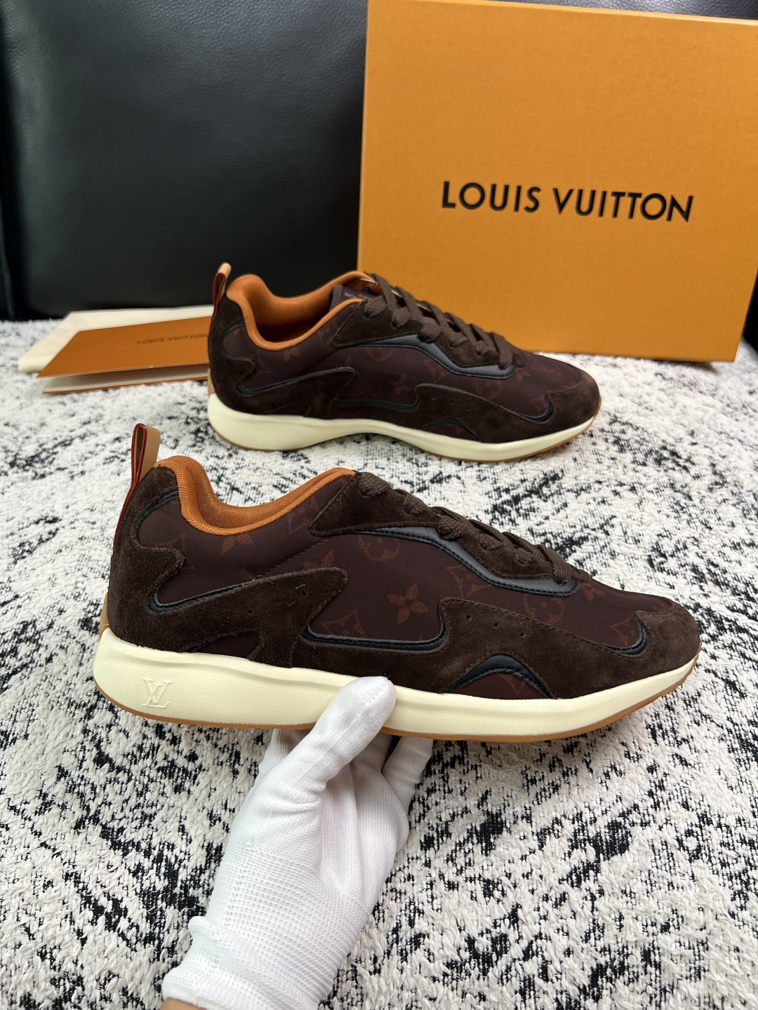 Lv  高品质  顶级工艺品  路易威登，运动板鞋专柜同步，鞋面意大利进口，高品质拼接缤纷色彩复杂工艺品，进口牛皮里垫柔