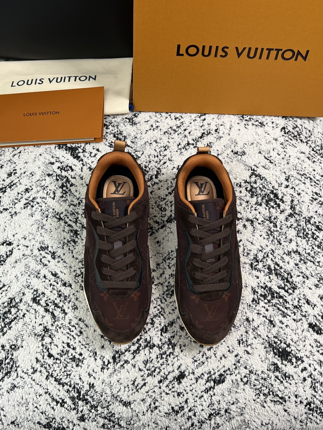 Lv  高品质  顶级工艺品  路易威登，运动板鞋专柜同步，鞋面意大利进口，高品质拼接缤纷色彩复杂工艺品，进口牛皮里垫柔