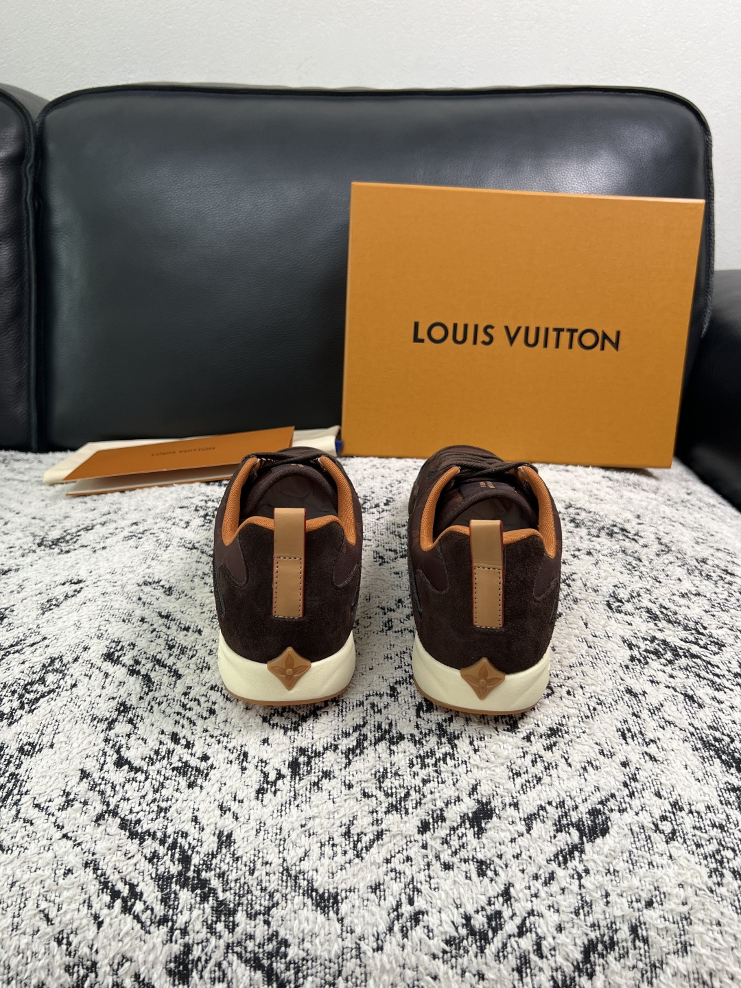 Lv  高品质  顶级工艺品  路易威登，运动板鞋专柜同步，鞋面意大利进口，高品质拼接缤纷色彩复杂工艺品，进口牛皮里垫柔