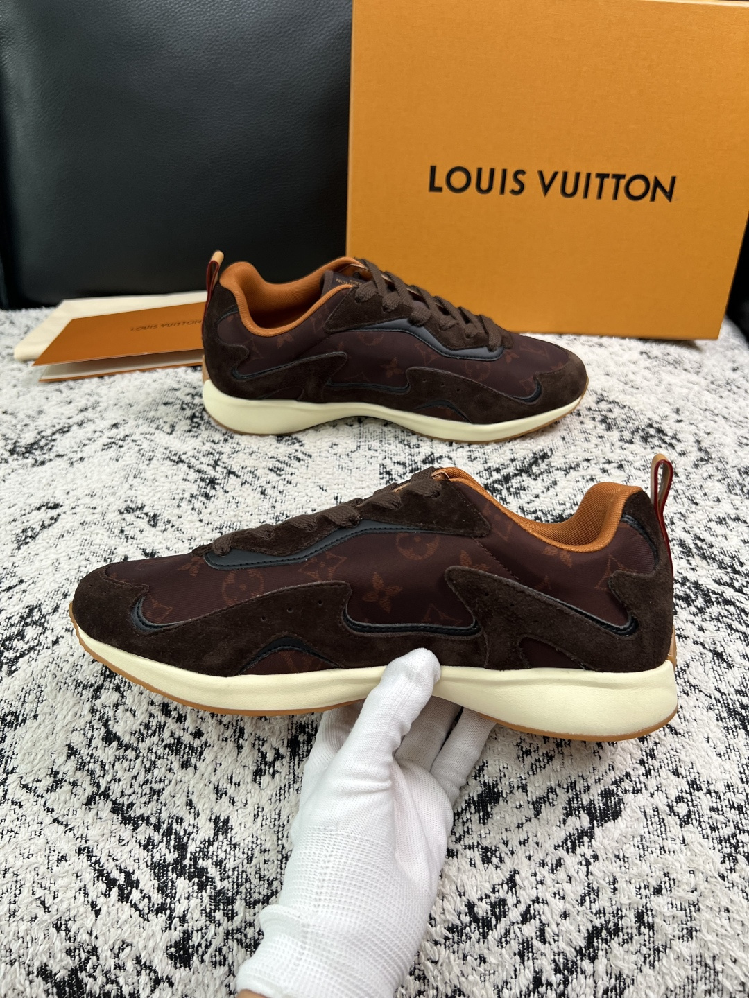 Lv  高品质  顶级工艺品  路易威登，运动板鞋专柜同步，鞋面意大利进口，高品质拼接缤纷色彩复杂工艺品，进口牛皮里垫柔