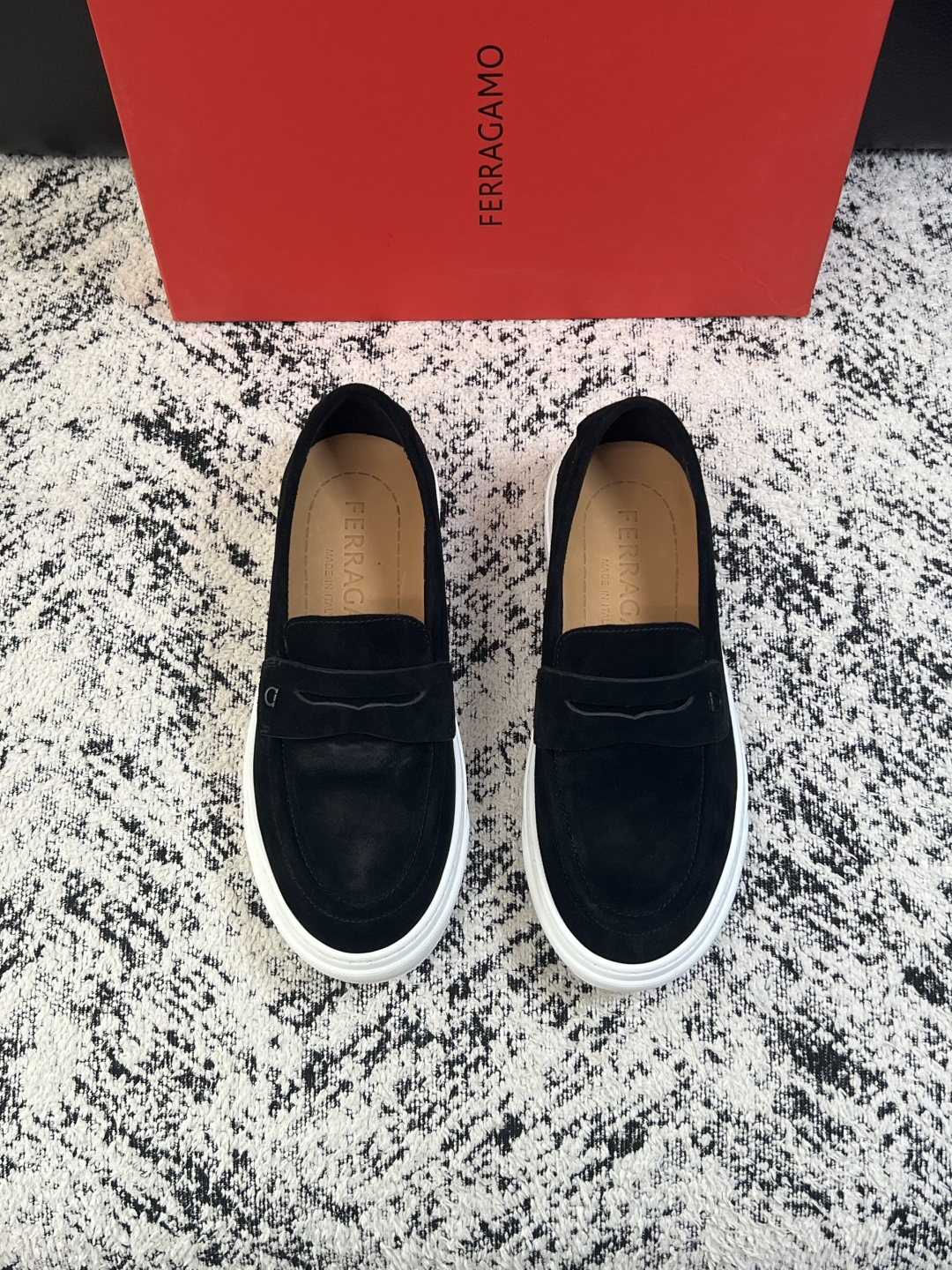 Ferragamo  高品质  顶级工艺品  菲拉格慕   专柜同步发售原厂配置，意大利进口原版牛皮，进口水染牛里 ，鞋