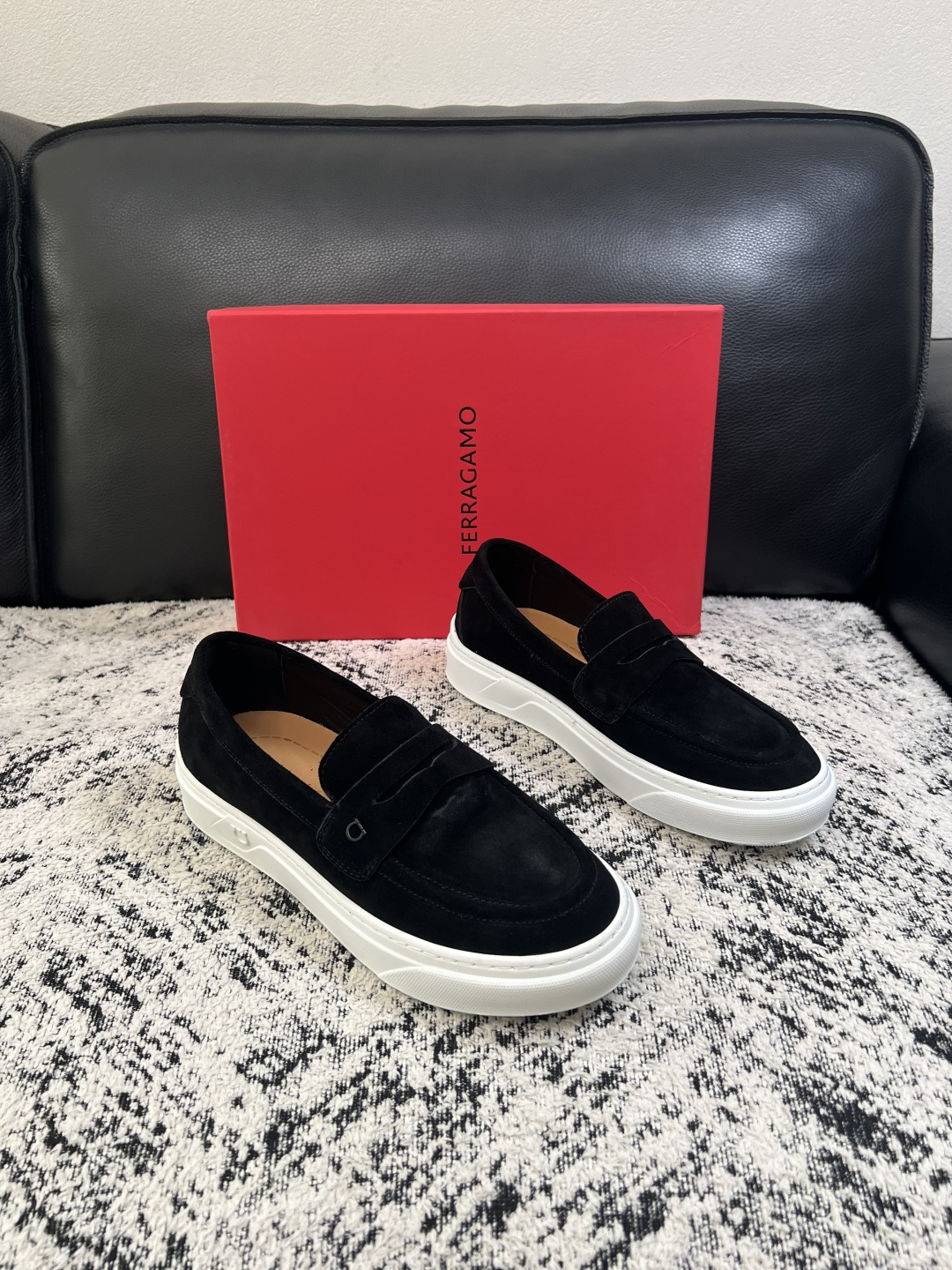 Ferragamo  高品质  顶级工艺品  菲拉格慕   专柜同步发售原厂配置，意大利进口原版牛皮，进口水染牛里 ，鞋