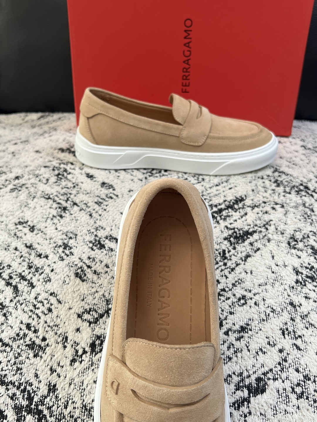 Ferragamo  高品质  顶级工艺品  菲拉格慕   专柜同步发售原厂配置，意大利进口原版牛皮，进口水染牛里 ，鞋