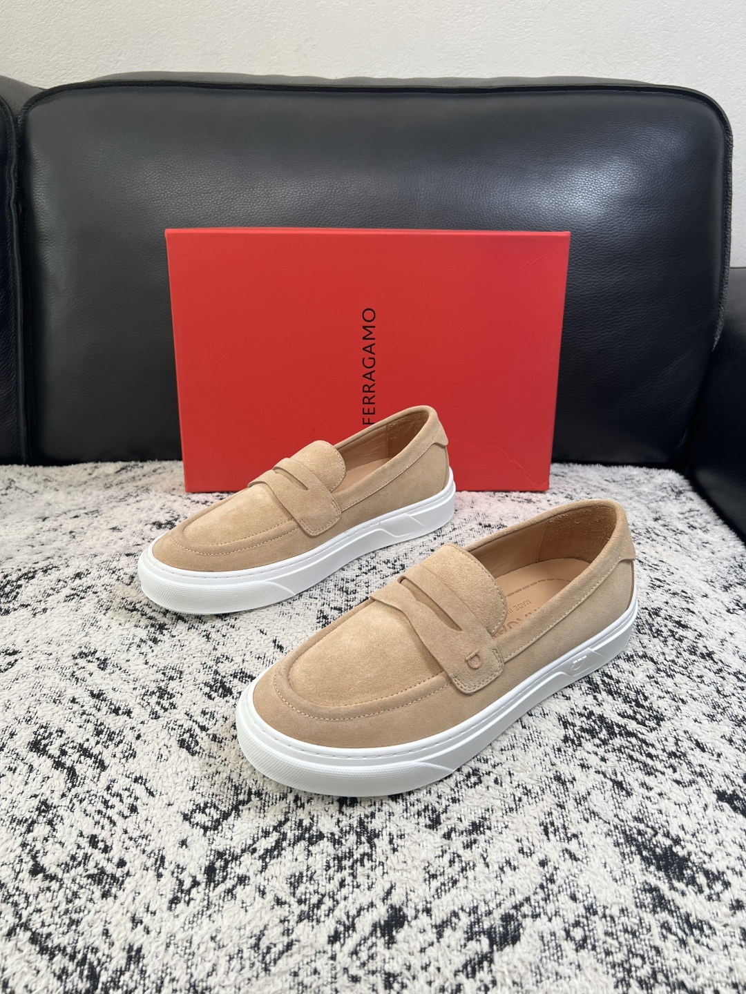 Ferragamo  高品质  顶级工艺品  菲拉格慕   专柜同步发售原厂配置，意大利进口原版牛皮，进口水染牛里 ，鞋