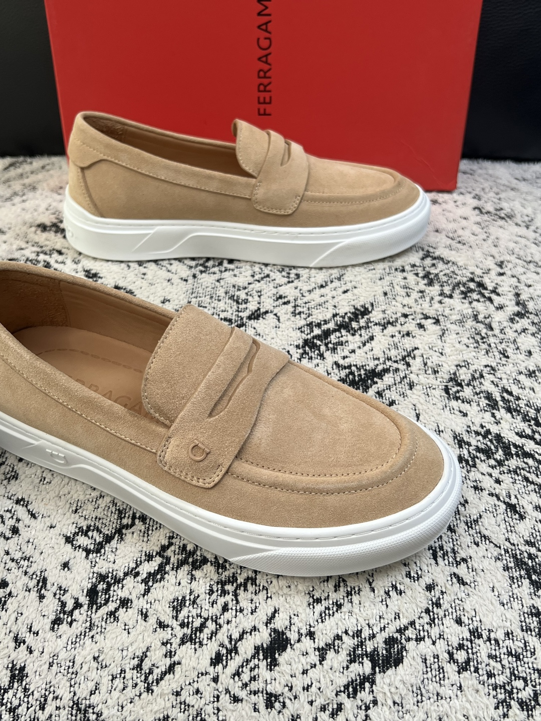 Ferragamo  高品质  顶级工艺品  菲拉格慕   专柜同步发售原厂配置，意大利进口原版牛皮，进口水染牛里 ，鞋