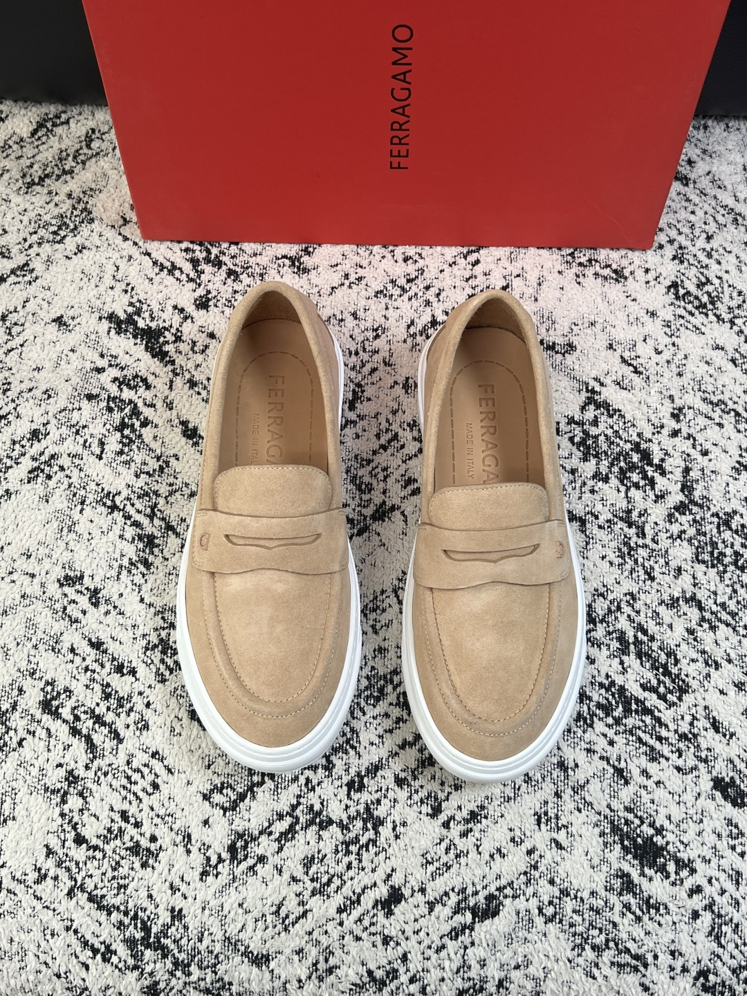Ferragamo  高品质  顶级工艺品  菲拉格慕   专柜同步发售原厂配置，意大利进口原版牛皮，进口水染牛里 ，鞋