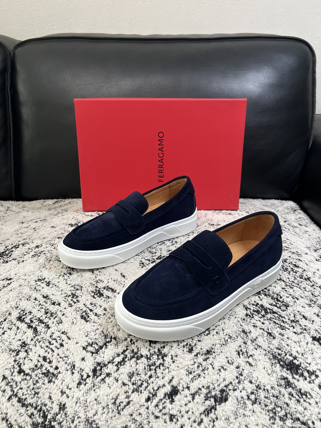 Ferragamo  高品质  顶级工艺品  菲拉格慕   专柜同步发售原厂配置，意大利进口原版牛皮，进口水染牛里 ，鞋