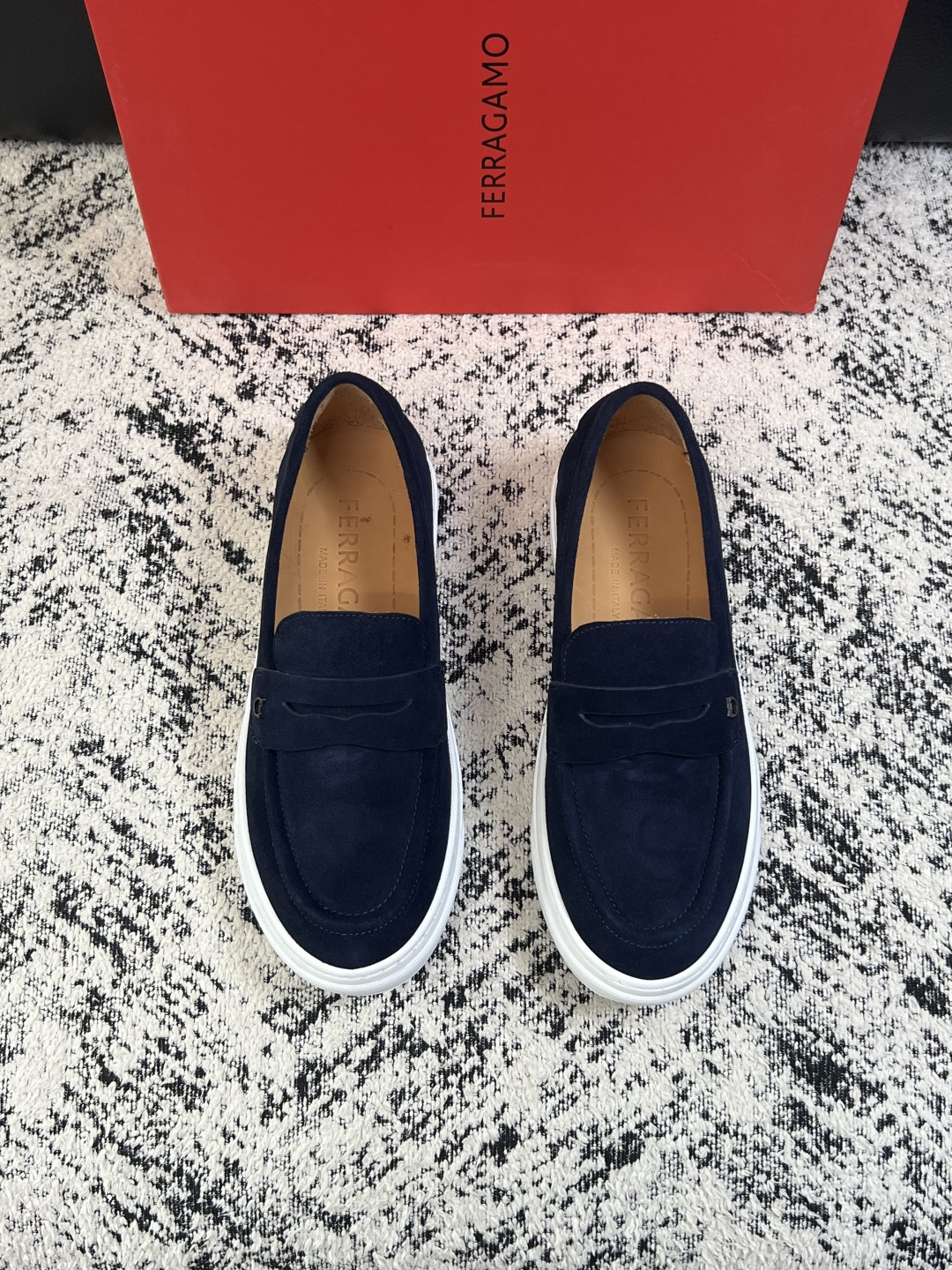 Ferragamo  高品质  顶级工艺品  菲拉格慕   专柜同步发售原厂配置，意大利进口原版牛皮，进口水染牛里 ，鞋