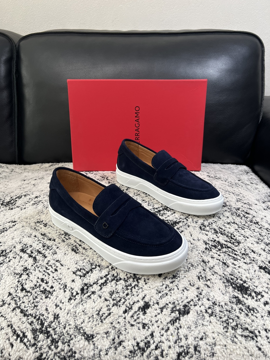 Ferragamo  高品质  顶级工艺品  菲拉格慕   专柜同步发售原厂配置，意大利进口原版牛皮，进口水染牛里 ，鞋