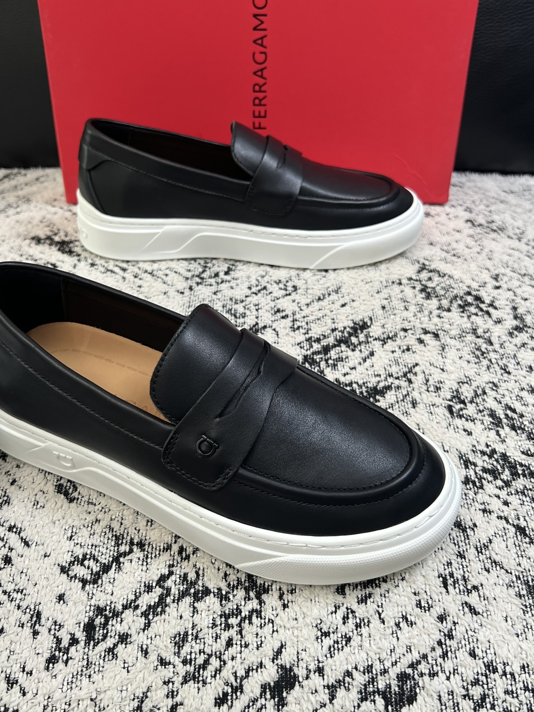 Ferragamo  高品质  顶级工艺品  菲拉格慕   专柜同步发售原厂配置，意大利进口原版牛皮，进口水染牛里 ，鞋