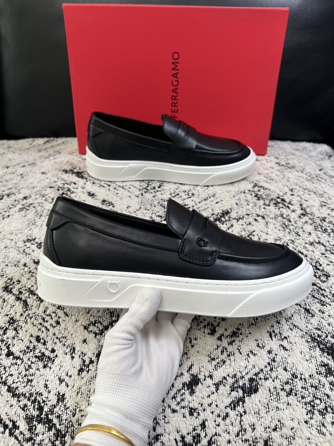 Ferragamo  高品质  顶级工艺品  菲拉格慕   专柜同步发售原厂配置，意大利进口原版牛皮，进口水染牛里 ，鞋