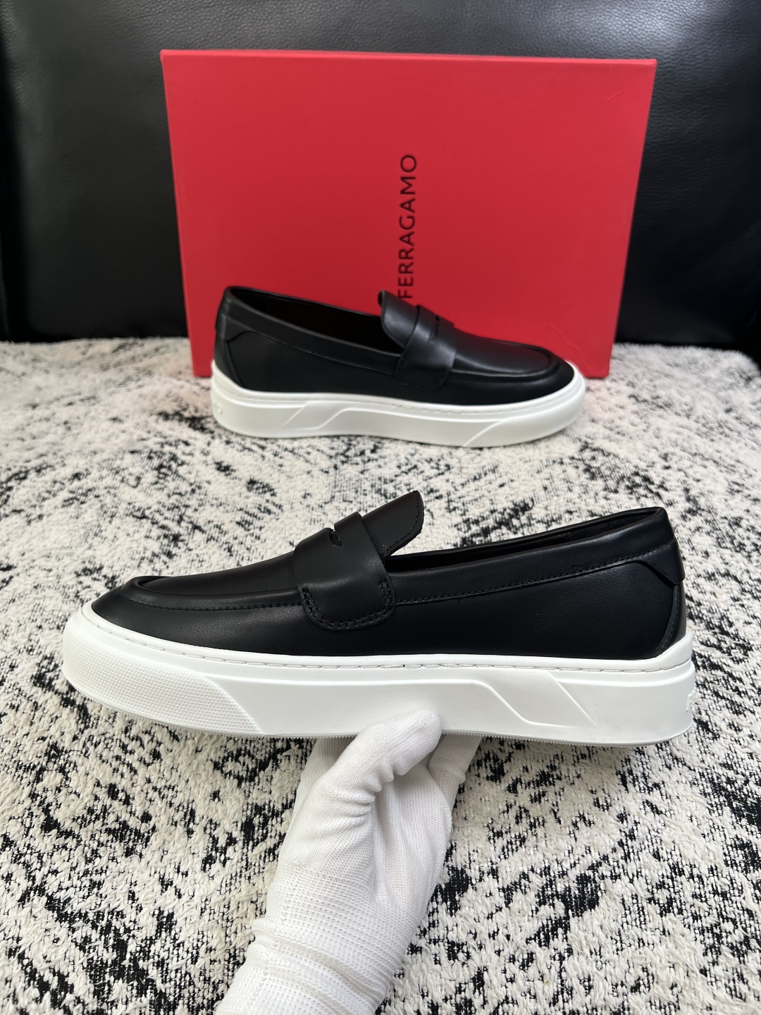 Ferragamo  高品质  顶级工艺品  菲拉格慕   专柜同步发售原厂配置，意大利进口原版牛皮，进口水染牛里 ，鞋