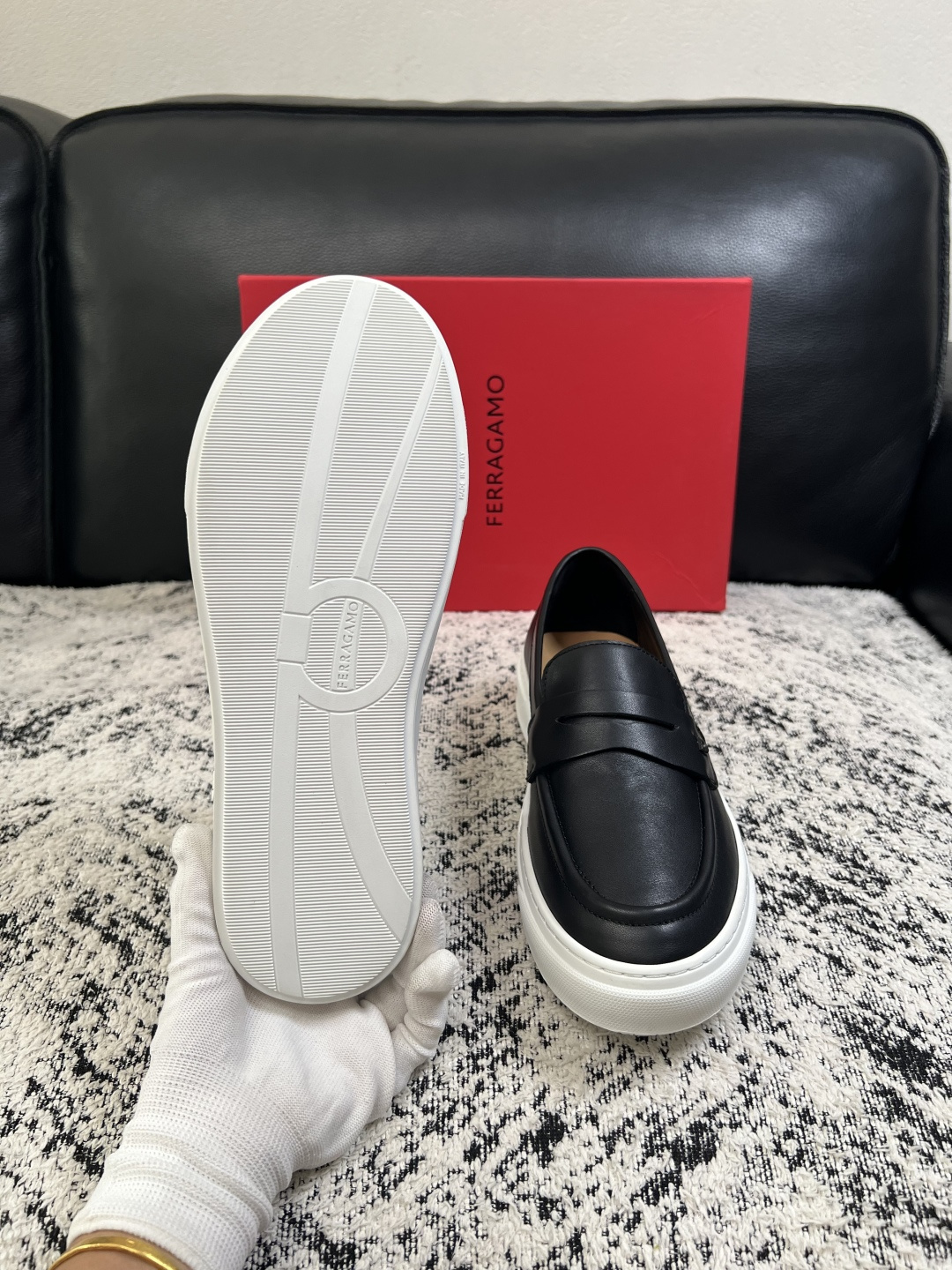 Ferragamo  高品质  顶级工艺品  菲拉格慕   专柜同步发售原厂配置，意大利进口原版牛皮，进口水染牛里 ，鞋