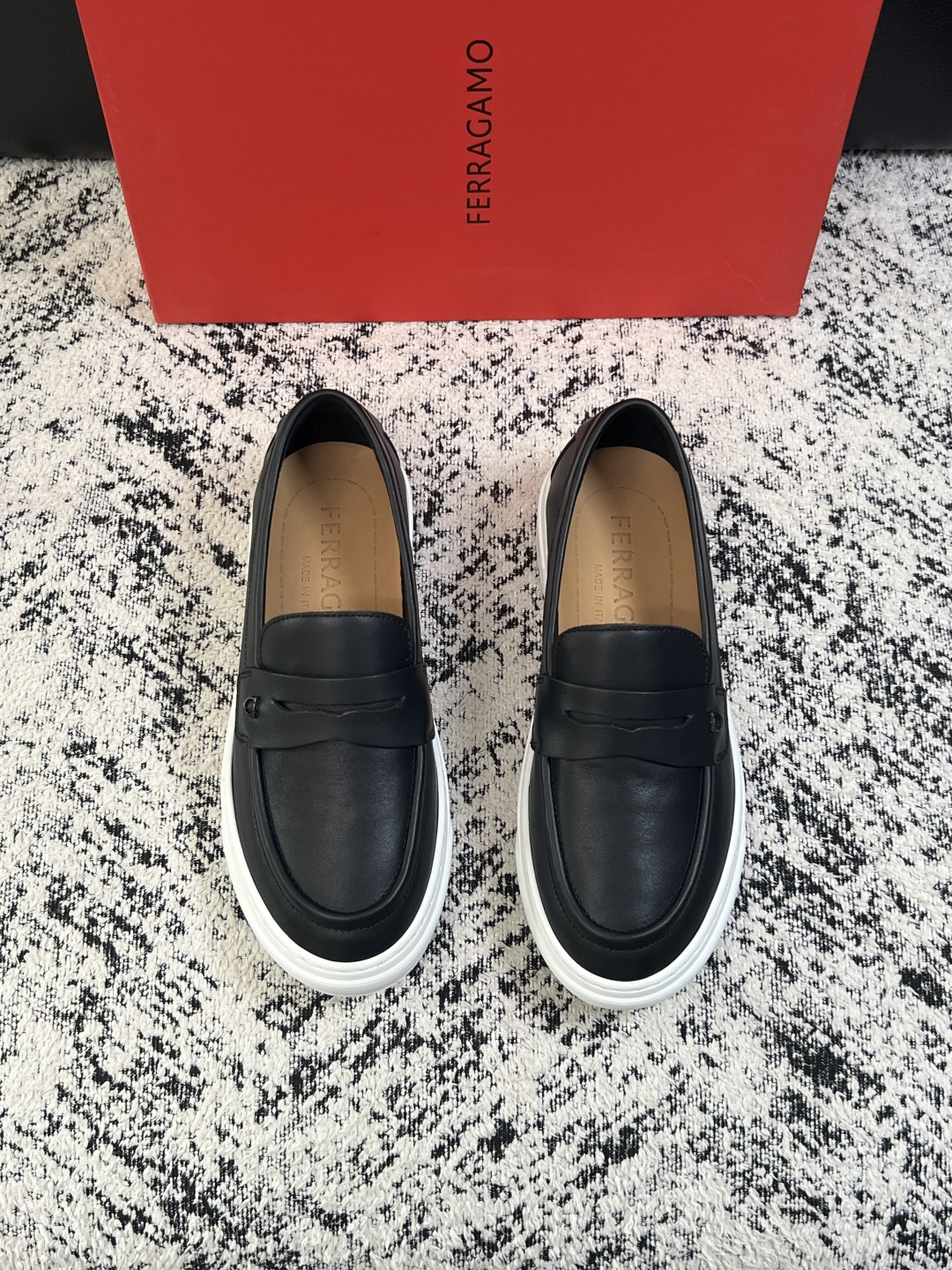 Ferragamo  高品质  顶级工艺品  菲拉格慕   专柜同步发售原厂配置，意大利进口原版牛皮，进口水染牛里 ，鞋