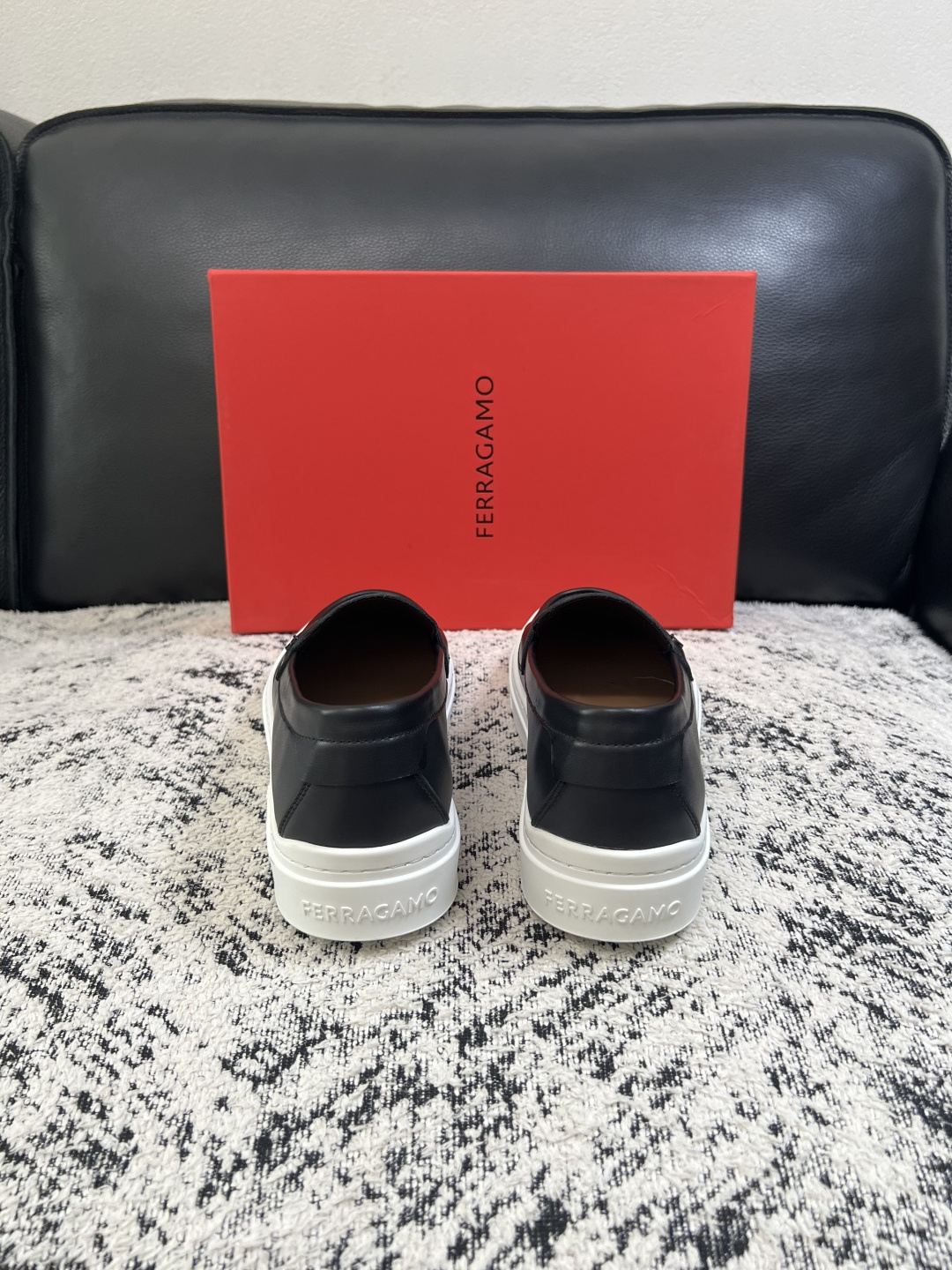 Ferragamo  高品质  顶级工艺品  菲拉格慕   专柜同步发售原厂配置，意大利进口原版牛皮，进口水染牛里 ，鞋