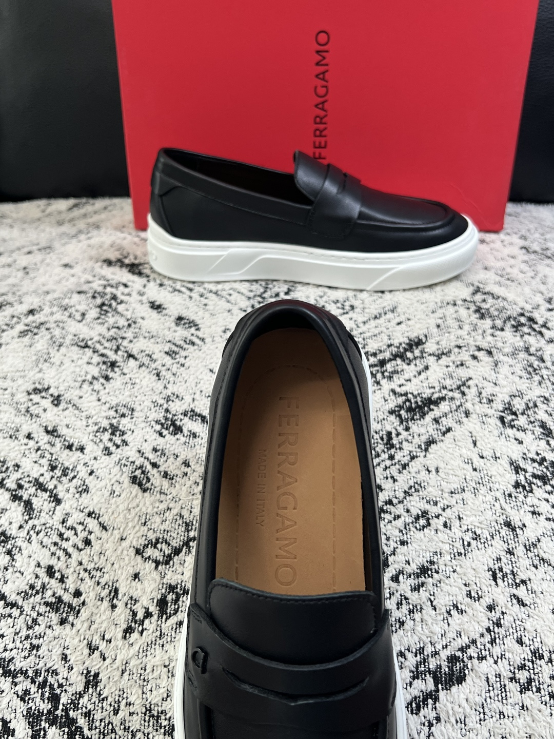 Ferragamo  高品质  顶级工艺品  菲拉格慕   专柜同步发售原厂配置，意大利进口原版牛皮，进口水染牛里 ，鞋