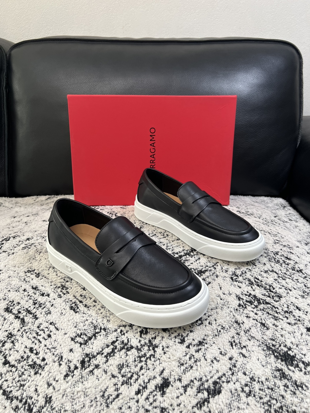 Ferragamo  高品质  顶级工艺品  菲拉格慕   专柜同步发售原厂配置，意大利进口原版牛皮，进口水染牛里 ，鞋