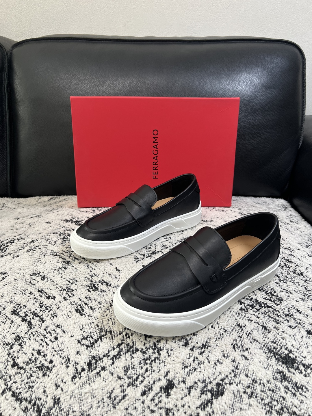 Ferragamo  高品质  顶级工艺品  菲拉格慕   专柜同步发售原厂配置，意大利进口原版牛皮，进口水染牛里 ，鞋