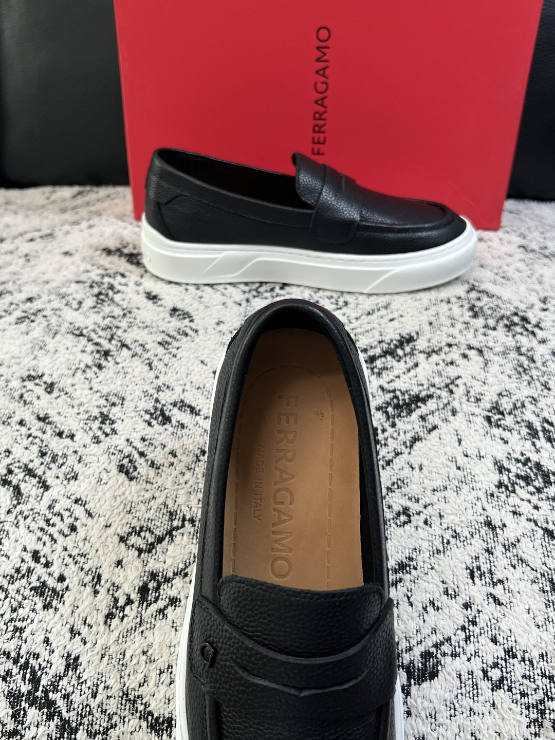 Ferragamo  高品质  顶级工艺品  菲拉格慕   专柜同步发售原厂配置，意大利进口原版牛皮，进口水染牛里 ，鞋