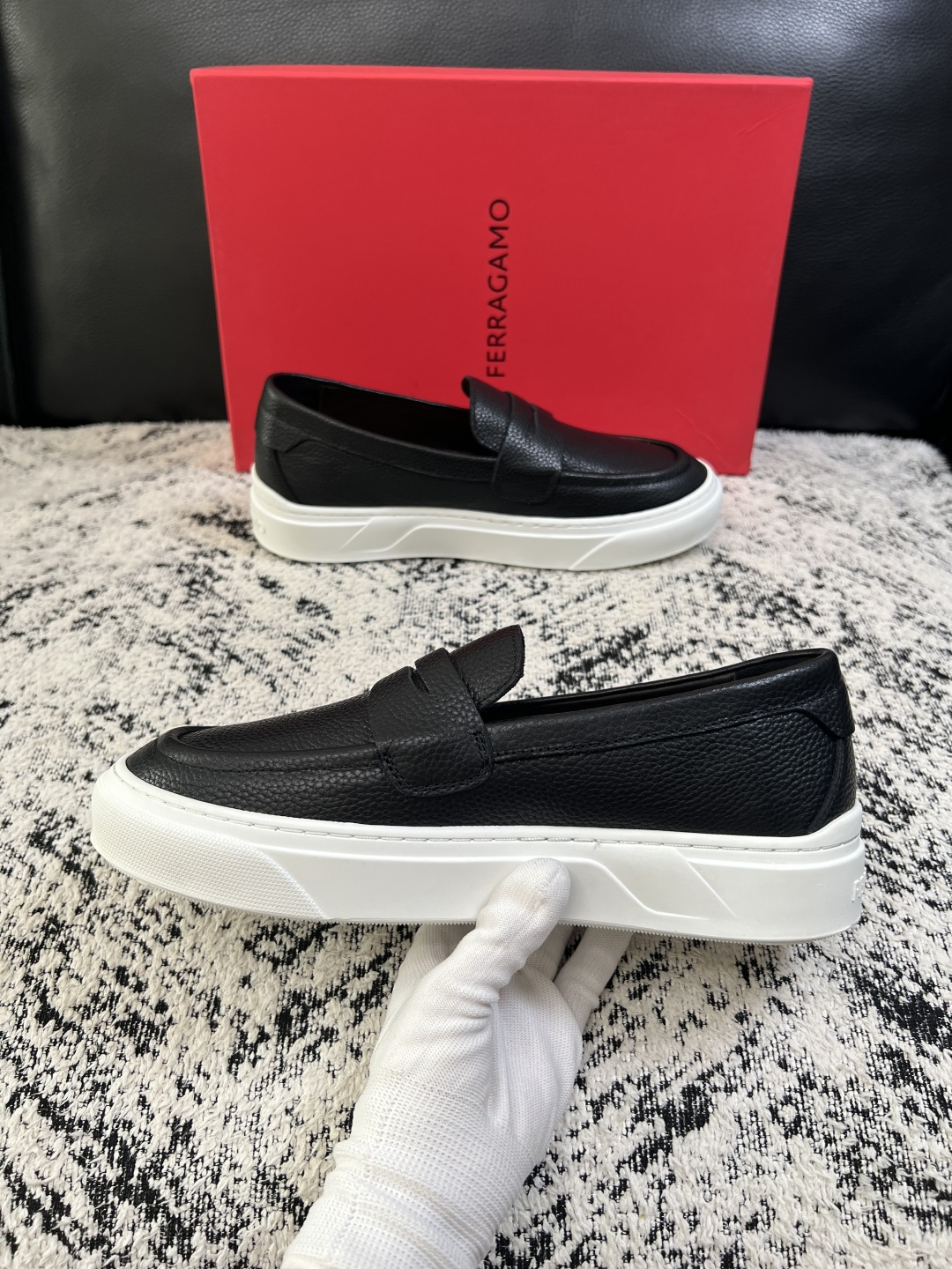 Ferragamo  高品质  顶级工艺品  菲拉格慕   专柜同步发售原厂配置，意大利进口原版牛皮，进口水染牛里 ，鞋