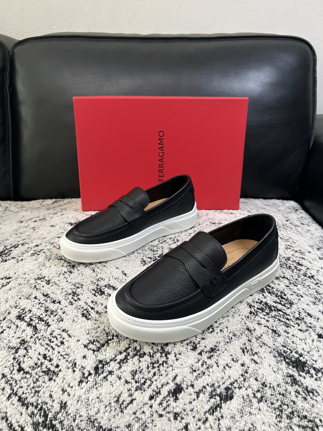 Ferragamo  高品质  顶级工艺品  菲拉格慕   专柜同步发售原厂配置，意大利进口原版牛皮，进口水染牛里 ，鞋