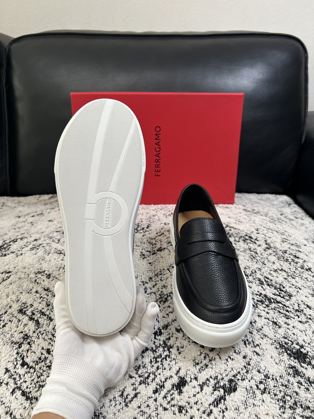 Ferragamo  高品质  顶级工艺品  菲拉格慕   专柜同步发售原厂配置，意大利进口原版牛皮，进口水染牛里 ，鞋
