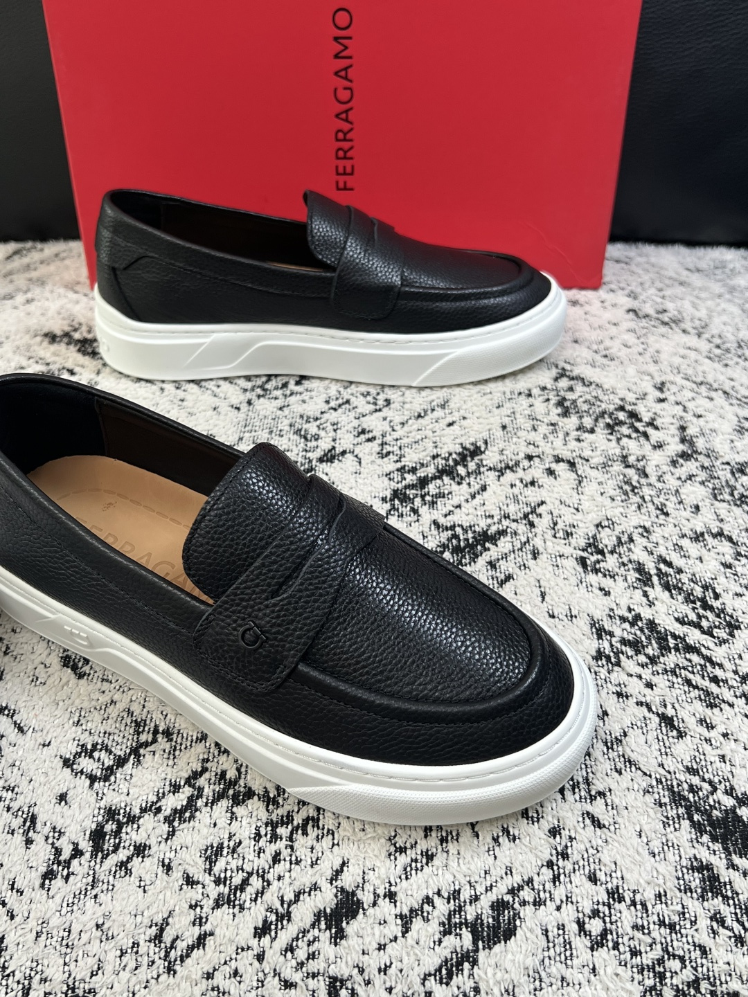 Ferragamo  高品质  顶级工艺品  菲拉格慕   专柜同步发售原厂配置，意大利进口原版牛皮，进口水染牛里 ，鞋