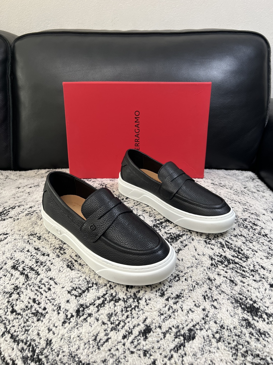 Ferragamo  高品质  顶级工艺品  菲拉格慕   专柜同步发售原厂配置，意大利进口原版牛皮，进口水染牛里 ，鞋