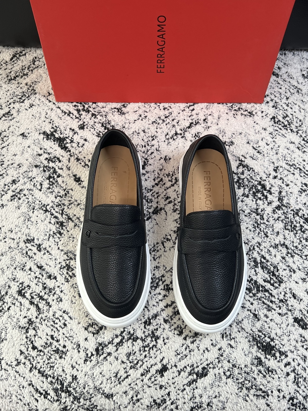 Ferragamo  高品质  顶级工艺品  菲拉格慕   专柜同步发售原厂配置，意大利进口原版牛皮，进口水染牛里 ，鞋