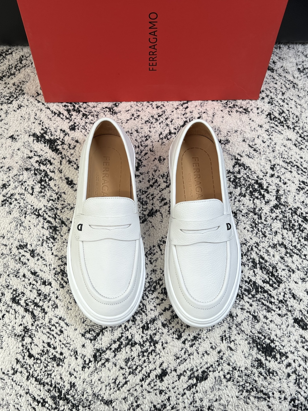 Ferragamo  高品质  顶级工艺品  菲拉格慕   专柜同步发售原厂配置，意大利进口原版牛皮，进口水染牛里 ，鞋