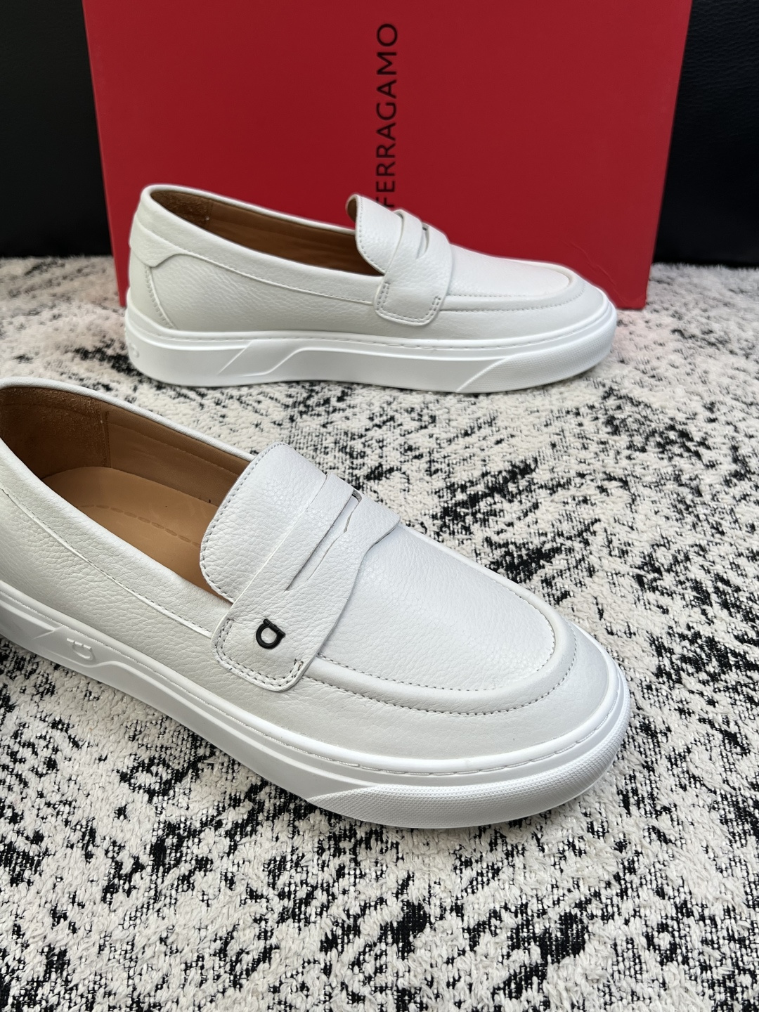 Ferragamo  高品质  顶级工艺品  菲拉格慕   专柜同步发售原厂配置，意大利进口原版牛皮，进口水染牛里 ，鞋