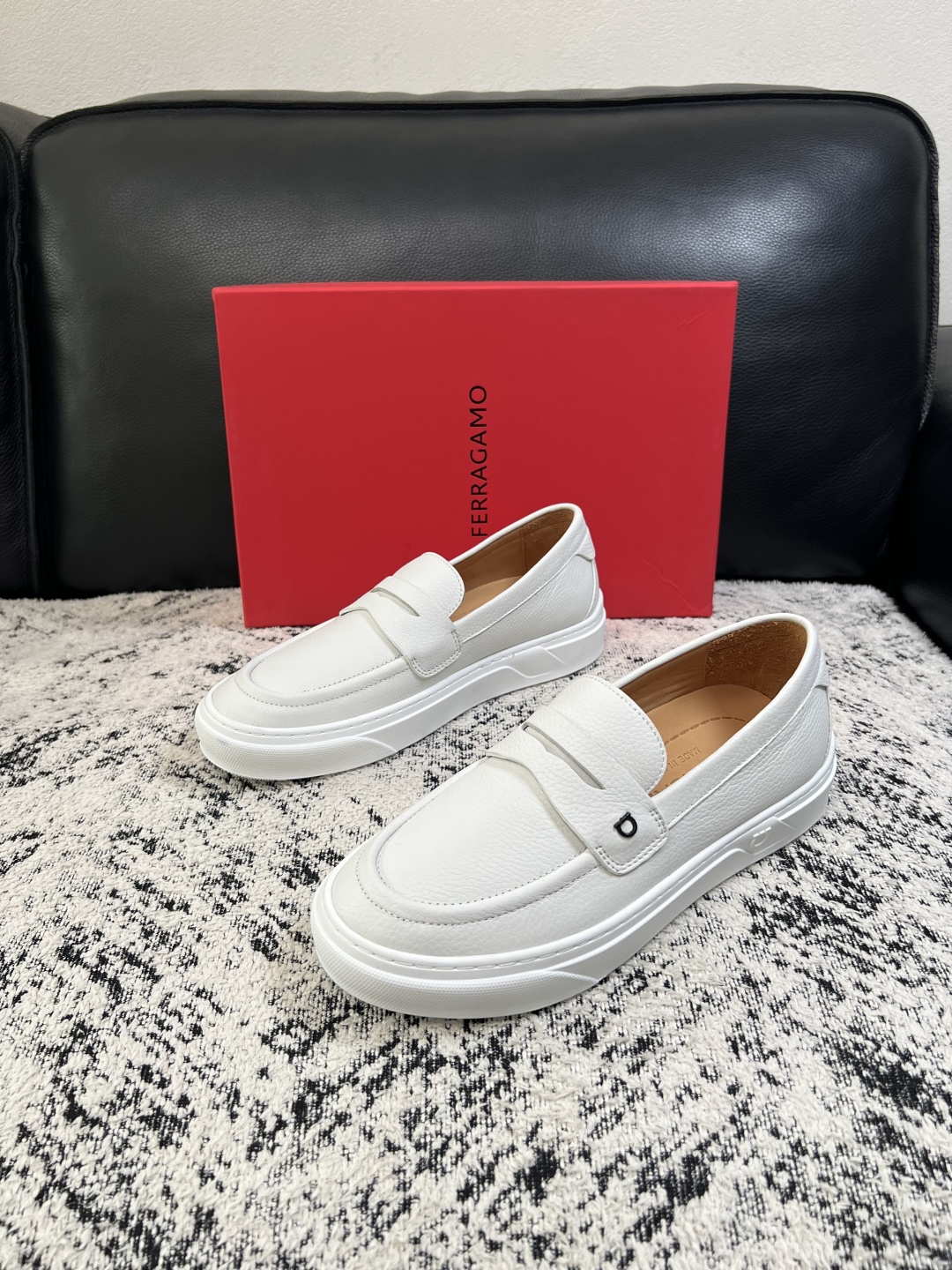 Ferragamo  高品质  顶级工艺品  菲拉格慕   专柜同步发售原厂配置，意大利进口原版牛皮，进口水染牛里 ，鞋