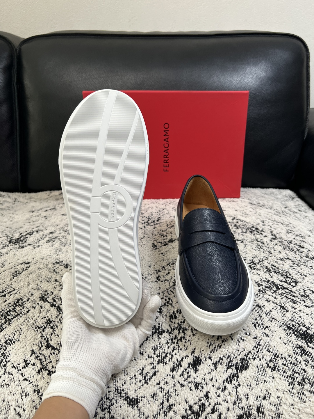 Ferragamo  高品质  顶级工艺品  菲拉格慕   专柜同步发售原厂配置，意大利进口原版牛皮，进口水染牛里 ，鞋