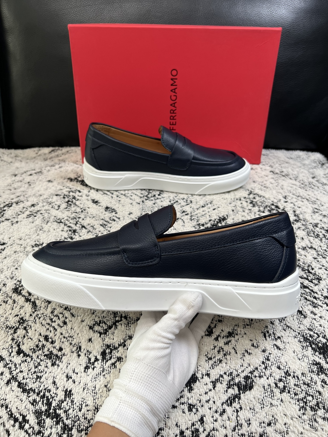 Ferragamo  高品质  顶级工艺品  菲拉格慕   专柜同步发售原厂配置，意大利进口原版牛皮，进口水染牛里 ，鞋