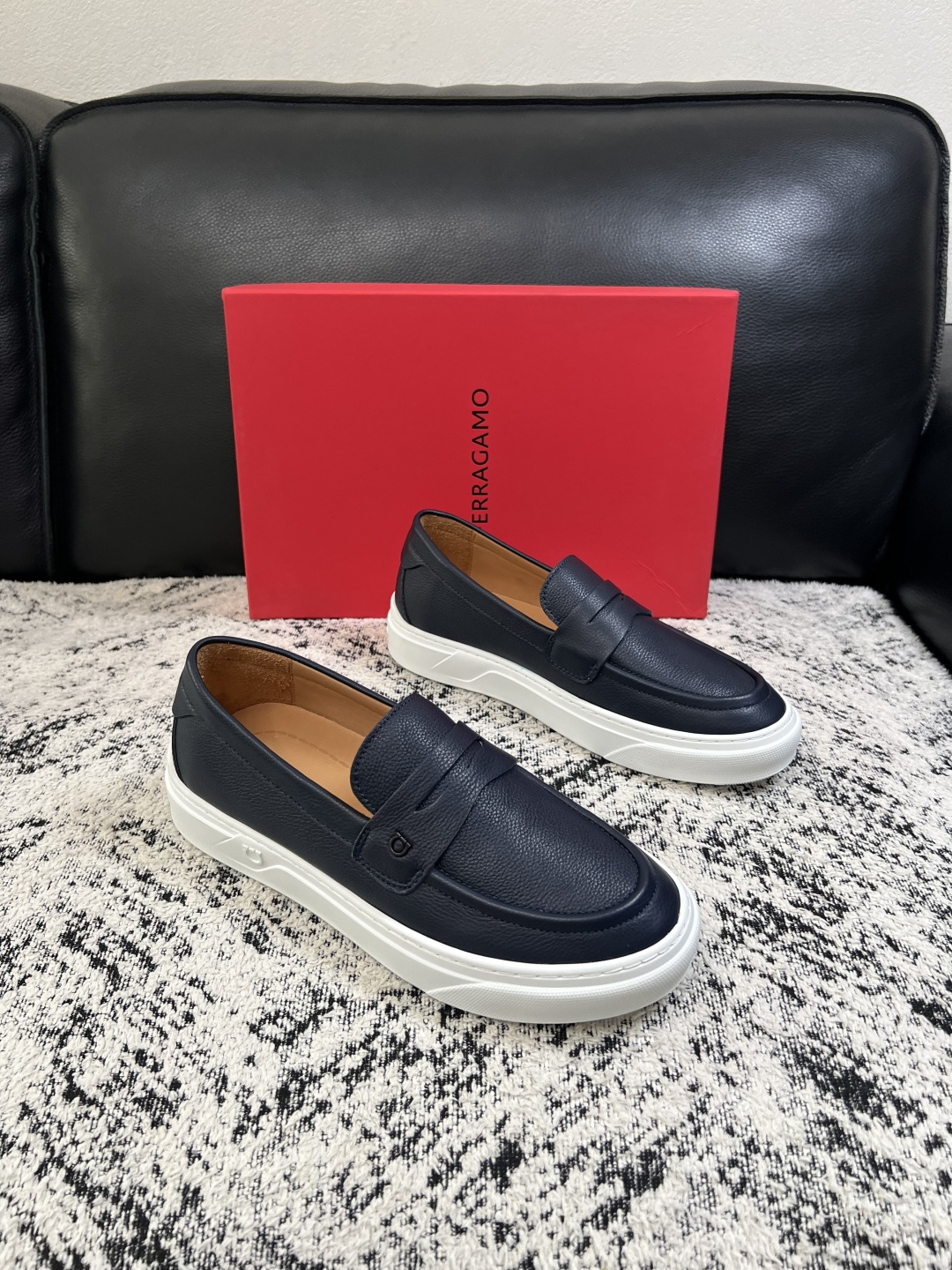 Ferragamo  高品质  顶级工艺品  菲拉格慕   专柜同步发售原厂配置，意大利进口原版牛皮，进口水染牛里 ，鞋