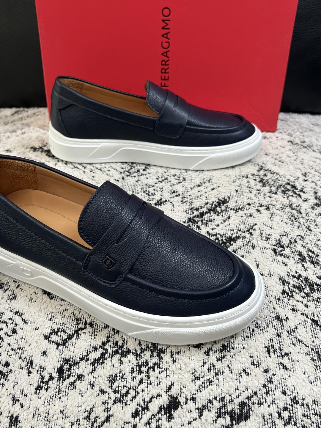 Ferragamo  高品质  顶级工艺品  菲拉格慕   专柜同步发售原厂配置，意大利进口原版牛皮，进口水染牛里 ，鞋
