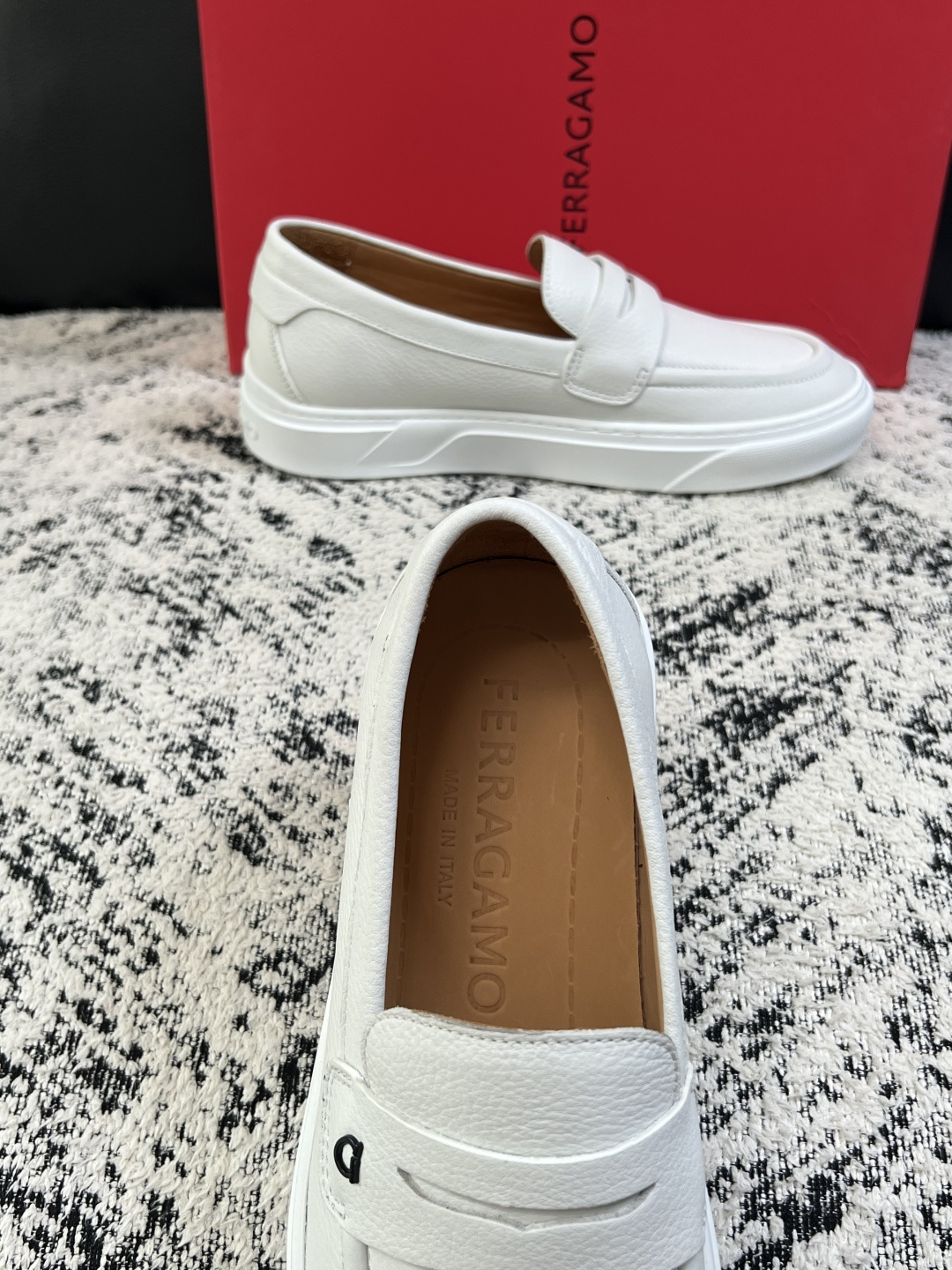 Ferragamo  高品质  顶级工艺品  菲拉格慕   专柜同步发售原厂配置，意大利进口原版牛皮，进口水染牛里 ，鞋