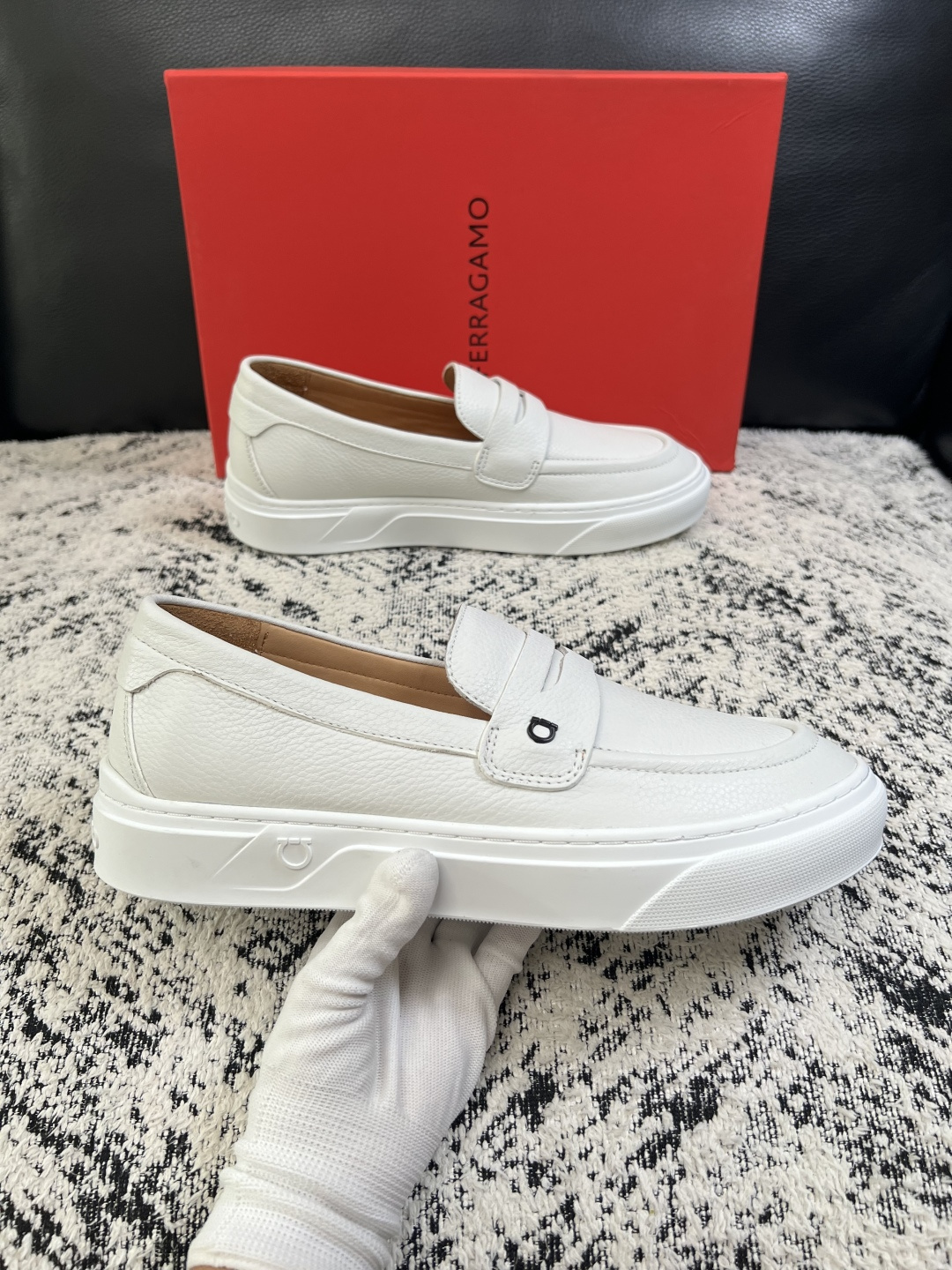 Ferragamo  高品质  顶级工艺品  菲拉格慕   专柜同步发售原厂配置，意大利进口原版牛皮，进口水染牛里 ，鞋
