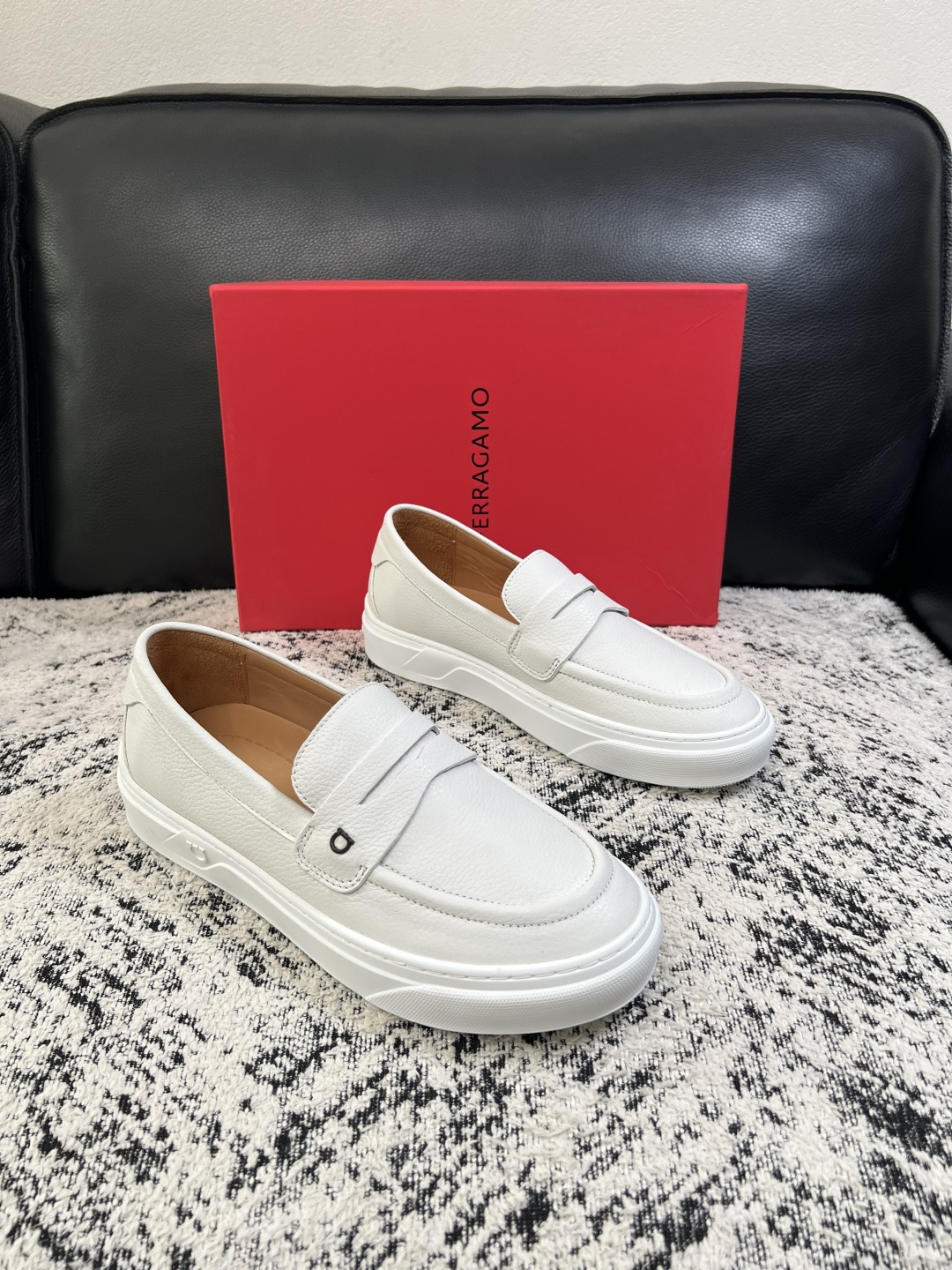 Ferragamo  高品质  顶级工艺品  菲拉格慕   专柜同步发售原厂配置，意大利进口原版牛皮，进口水染牛里 ，鞋