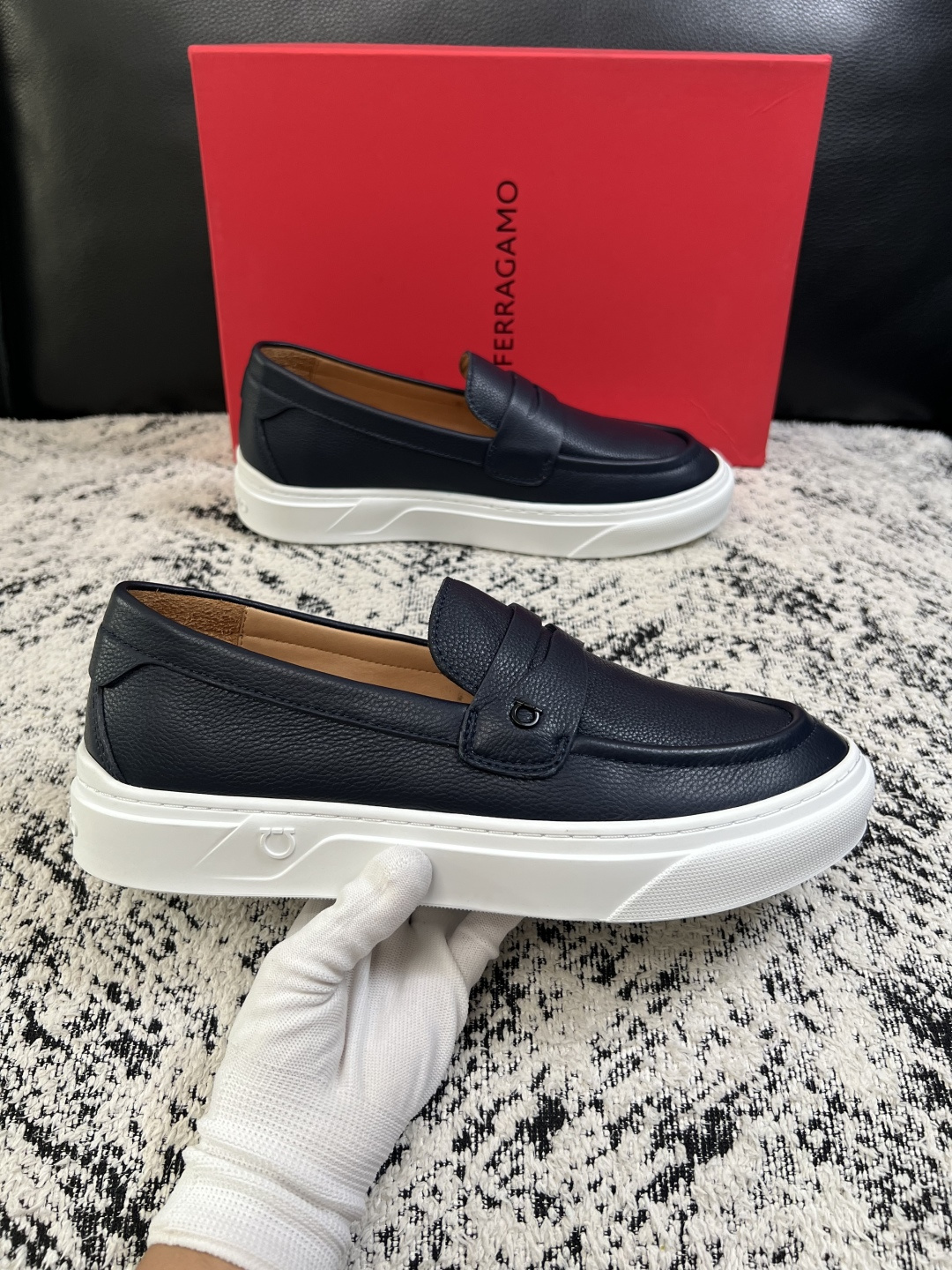 Ferragamo  高品质  顶级工艺品  菲拉格慕   专柜同步发售原厂配置，意大利进口原版牛皮，进口水染牛里 ，鞋