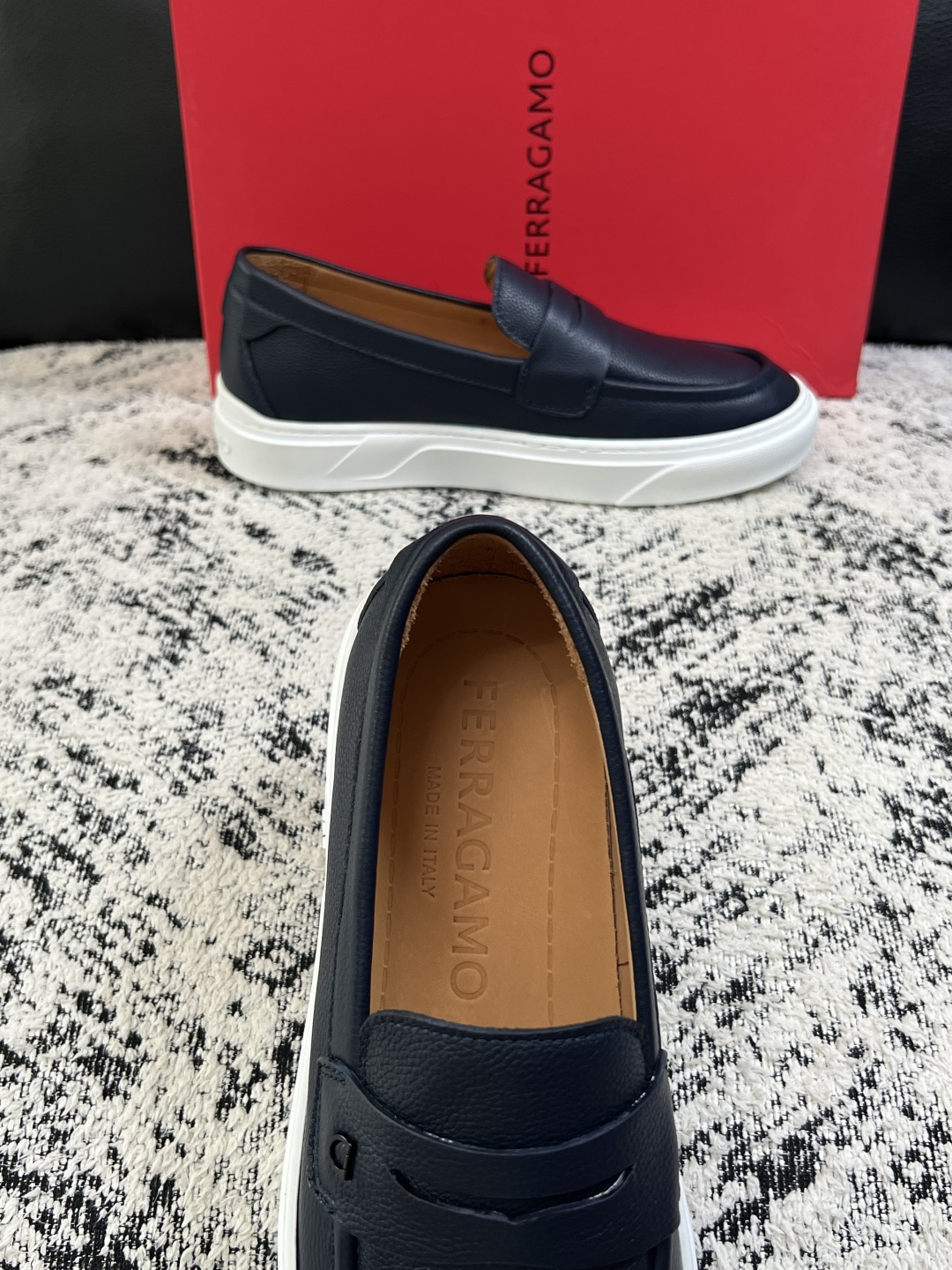Ferragamo  高品质  顶级工艺品  菲拉格慕   专柜同步发售原厂配置，意大利进口原版牛皮，进口水染牛里 ，鞋